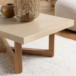 Table basse en béton beige pieds croisés en teck