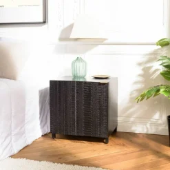 Table de chevet en bois de manguier massif avec 1 porte sculptée pieds en métal GLORIA noir