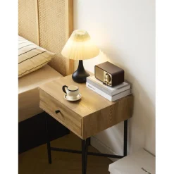 Table de Chevet TORRING son design moderne et sa structure en bois