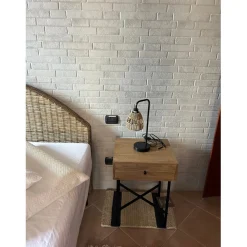 Table de Chevet TORRING son design moderne et sa structure en bois