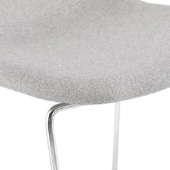 Tabouret de bar empilable 'FAKIR' en tissu gris clair et pied en métal chromé