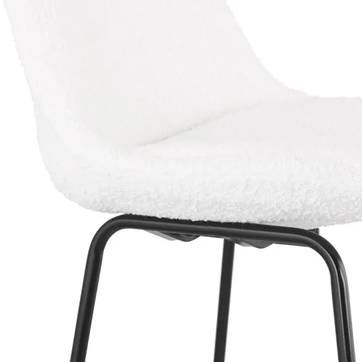 Tabouret snack mi-hauteur 'ALICE MINI' en tissu bouloché blanc et pied traineau en métal noir