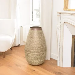 Vase alu vert vieilli motifs arabesques fleuris HONORE