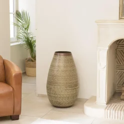 Vase alu vert vieilli motifs arabesques fleuris HONORE