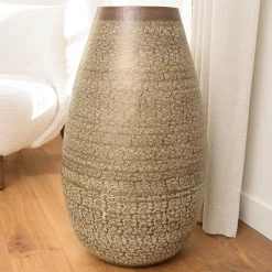 Vase alu vert vieilli motifs arabesques fleuris HONORE